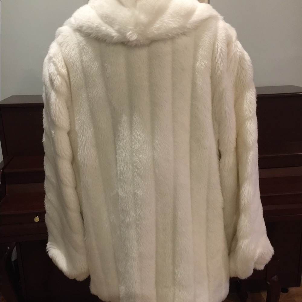 EUC Vintage White Faux Fur Jacket - Picture 2 of 6